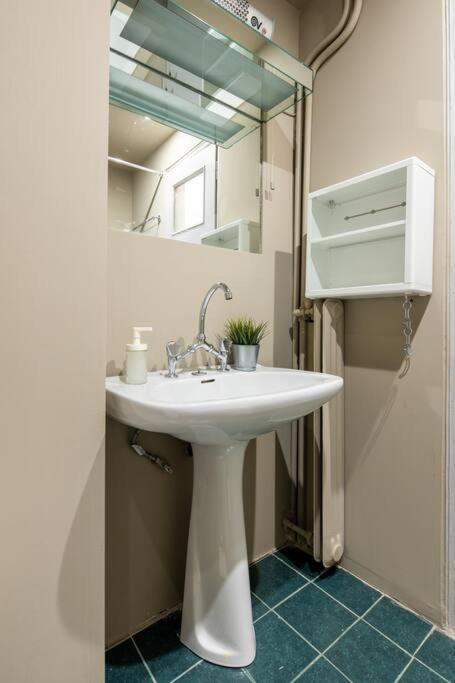 Tranquility Downtown Athens Apartment Bagian luar foto